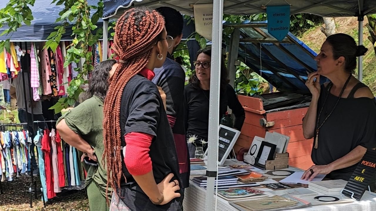 Feira Embaúba Navegantes,evento cultural Navegantes SC,arte impressa Santa Catarina,literatura independente Navegantes,feira de livros Navegantes,projeto Um rio de histórias SC,cultura em Navegantes evento,Miniteia Foz do Vale programação,Pontão de Cultura Caracol projeto,eventos culturais Santa Catarina abril,Praça dos Emancipadores Navegantes evento,escritores independentes SC,produção editorial independente Brasil,Fundação Catarinense de Cultura PNAB,Ministério da Cultura incentivo cultural
