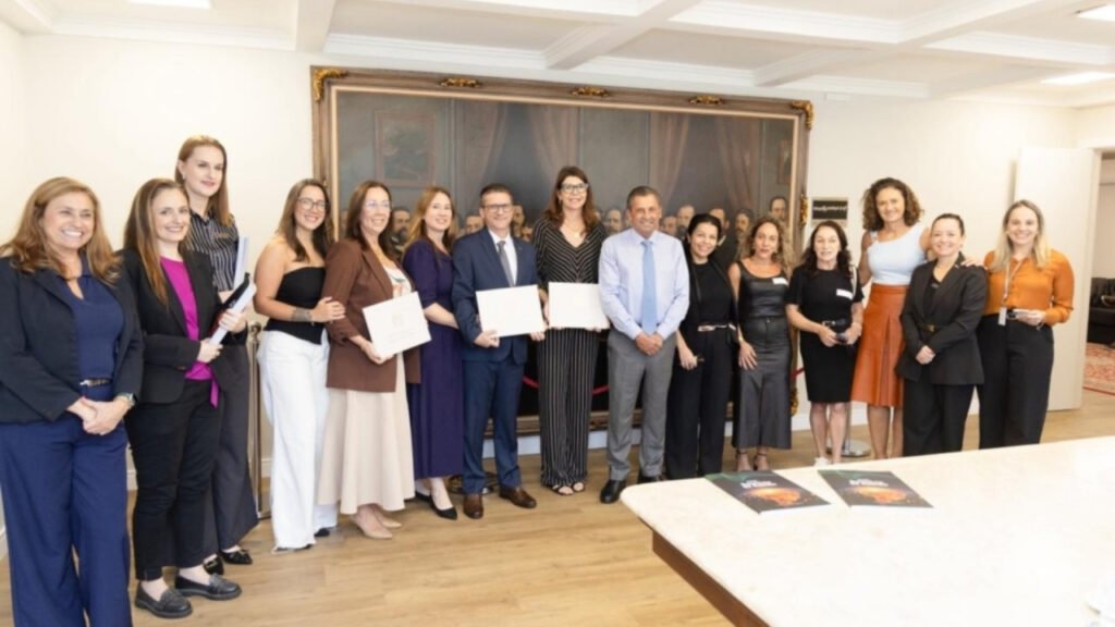 Alesc homenageia FCDL SC empreendedorismo feminino,varejo Santa Catarina mulheres liderança,CDL Mulher Santa Catarina projetos,FCDL SC atuação comércio catarinense,empreendedorismo feminino SC desenvolvimento econômico,políticas incentivo mulheres negócios SC,capacitação empresarial mulheres varejo,liderança feminina comércio Santa Catarina,economia local SC fortalecimento varejo,participação feminina CDLs SC,gestão empresarial mulheres Brasil varejo,iniciativas empreendedorismo feminino Brasil,rede CDLs Santa Catarina atuação,desenvolvimento econômico mulheres SC,protagonismo feminino comércio catarinense