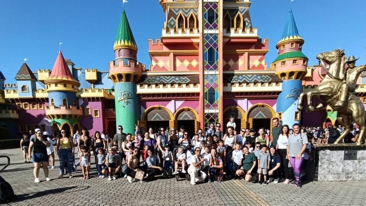 Dia Nacional da Alegria Penha SC,alunos rede municipal Penha Beto Carrero,evento Beto Carrero World educação,turismo social Santa Catarina crianças,inclusão social parques Brasil DNA,Sindepat Dia Nacional da Alegria,estudantes Penha passeio educativo SC,lazer infantil políticas públicas Brasil,educação e turismo SC integração,evento gratuito crianças parque temático,Beto Carrero World ações sociais,turismo educativo Santa Catarina,atividades recreativas alunos SC,acesso lazer crianças Brasil,projeto social parques temáticos Brasil