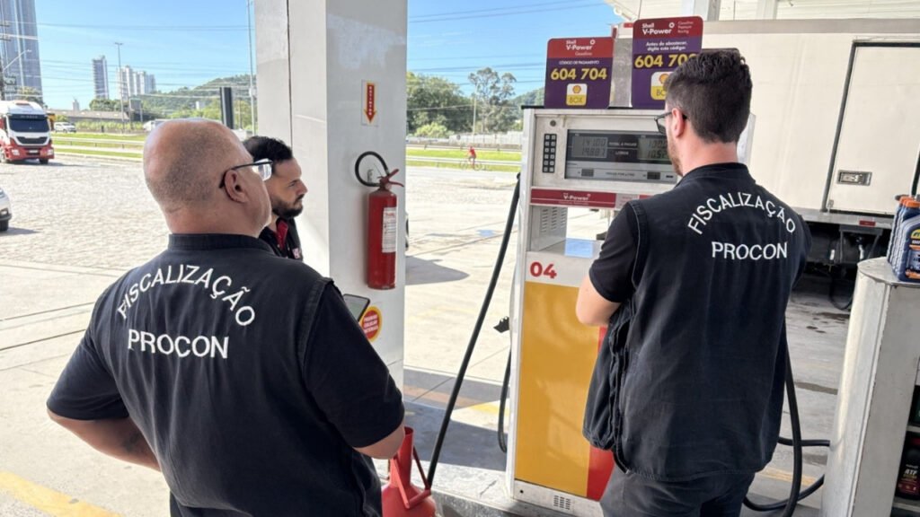 Procon Balneário Camboriú fiscalização,combustíveis SC qualidade,postos de gasolina BC,análise de combustíveis laboratório,Procon Santa Catarina operação,fiscalização postos SC,qualidade gasolina diesel Brasil,Inmetro fiscalização bombas,irregularidade combustível SC,defesa do consumidor combustíveis,volumetria abastecimento,diesel S10 inconformidade,UFPR análise combustíveis,fiscalização combustível 2026,postos combustível Balneário Camboriú,operação Procon SC