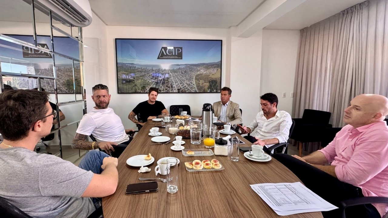 ACIP Porto Belo,reajuste insumos construção civil,construção civil Santa Catarina,aumento preços insumos SC,mercado imobiliário SC crise,SINDUSCON Santa Catarina,Porto Belo economia,custo construção Brasil,INCC CUB SC impacto,setor imobiliário SC,fornecedores insumos construção,aumento diesel impacto construção,desaceleração mercado imobiliário,economia regional SC construção,preço materiais construção Brasil,crise setor construção civil