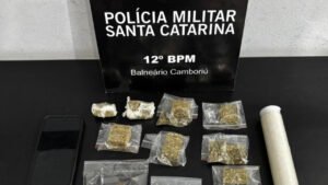 tráfico de drogas Balneário Camboriú,Polícia Militar SC prisão,drogas apreendidas SC,segurança pública Balneário Camboriú,ocorrência policial bairro das Nações,12 BPM SC ação,prisão em flagrante drogas,maconha haxixe apreensão,combate ao tráfico SC,polícia civil Santa Catarina ocorrência,crime drogas litoral SC,operação policial BC,apreensão drogas residência,tráfico SC 2026,polícia militar ocorrência SC,prisão drogas Santa Catarina