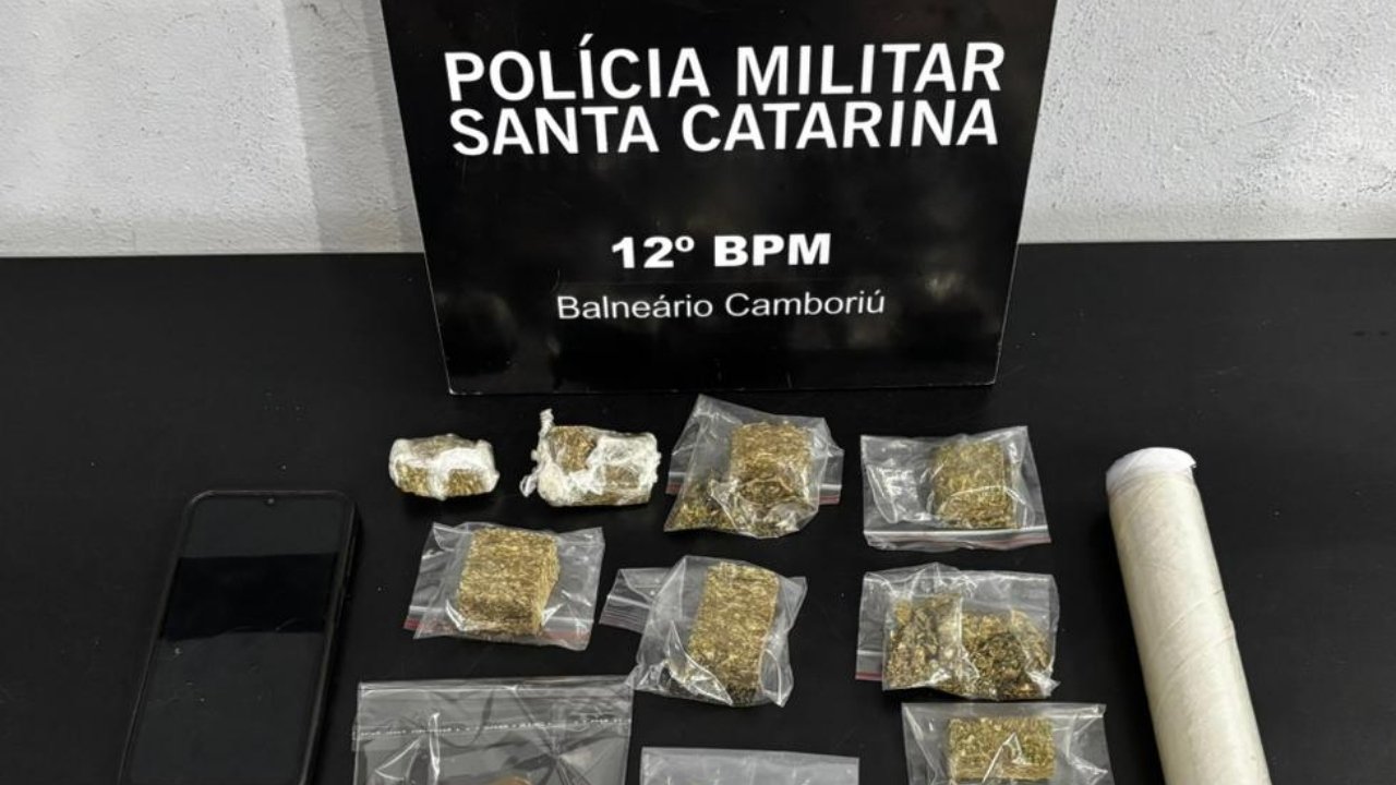 tráfico de drogas Balneário Camboriú,Polícia Militar SC prisão,drogas apreendidas SC,segurança pública Balneário Camboriú,ocorrência policial bairro das Nações,12 BPM SC ação,prisão em flagrante drogas,maconha haxixe apreensão,combate ao tráfico SC,polícia civil Santa Catarina ocorrência,crime drogas litoral SC,operação policial BC,apreensão drogas residência,tráfico SC 2026,polícia militar ocorrência SC,prisão drogas Santa Catarina