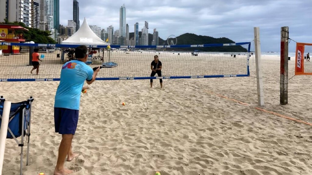 lei Praia Central Balneário Camboriú,uso faixa de areia BC,regulamentação esportes praia SC,FME Balneário Camboriú regras,atividades esportivas praia SC,alvará esportes praia BC,limite quadras praia central,fiscalização orla SC,planejamento urbano Balneário Camboriú,turismo esportivo SC,uso público praia SC,regras esportes areia BC,legislação municipal praia,exploração comercial praia SC,organização orla Balneário Camboriú,esporte e turismo SC