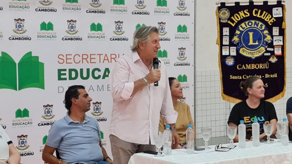 saúde bucal Camboriú,kits escovação alunos SC,Prefeitura de Camboriú saúde,Lions Clube Camboriú ação,prevenção saúde infantil SC,educação Camboriú escolas,higiene bucal crianças SC,Secretaria de Saúde Camboriú projeto,escolas municipais Camboriú ação,saúde nas escolas SC,distribuição kits escovação,programa saúde bucal SC,cuidado infantil Camboriú,ação educativa saúde SC,parceria Lions Clube saúde,promoção saúde crianças SC