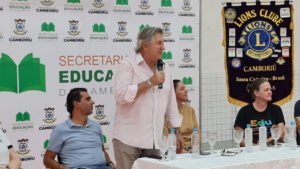 saúde bucal Camboriú,kits escovação alunos SC,Prefeitura de Camboriú saúde,Lions Clube Camboriú ação,prevenção saúde infantil SC,educação Camboriú escolas,higiene bucal crianças SC,Secretaria de Saúde Camboriú projeto,escolas municipais Camboriú ação,saúde nas escolas SC,distribuição kits escovação,programa saúde bucal SC,cuidado infantil Camboriú,ação educativa saúde SC,parceria Lions Clube saúde,promoção saúde crianças SC