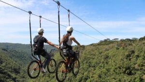 turismo de aventura Santa Catarina,destinos aventura SC,ecoturismo Santa Catarina regiões,atividades radicais SC litoral serra,turismo natureza Brasil SC,Bombinhas mergulho ecológico,Urubici Skybike cachoeira Papuã,rafting Rio Itajaí-Açu Apiúna,canyoning Presidente Getúlio,balonismo Praia Grande SC cânions,Serra Catarinense trilhas aventura,turismo sustentável Santa Catarina,atividades ao ar livre SC,viagens aventura Brasil sul,destinos naturais Santa Catarina