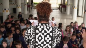 espetáculo Angola,lendas africanas Santa Catarina,cultura angolana Brasil,Ilhota teatro escolar,Timbó evento cultural,Guabiruba espetáculo gratuito,Projeto Baobá Itajaí,contação de histórias bilíngue,Libras teatro inclusão,cultura acessível SC,imigração angolana Itajaí,história de refugiados Angola Brasil,IZÔ Cultura espetáculo,Fundação Catarinense de Cultura,Prêmio Elisabete Anderle 2025,cultura negra Brasil,educação cultural escolas SC,teatro infantil Santa Catarina,circulação cultural SC,patrimônio cultural africano