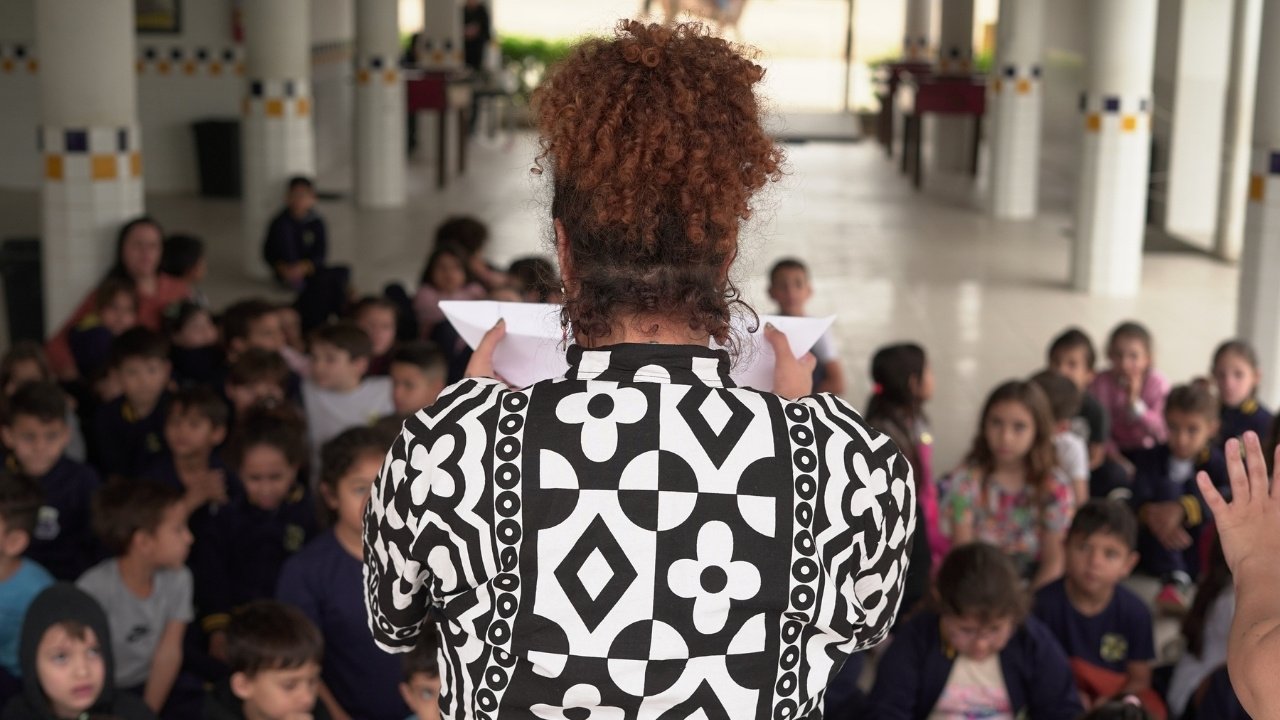 espetáculo Angola,lendas africanas Santa Catarina,cultura angolana Brasil,Ilhota teatro escolar,Timbó evento cultural,Guabiruba espetáculo gratuito,Projeto Baobá Itajaí,contação de histórias bilíngue,Libras teatro inclusão,cultura acessível SC,imigração angolana Itajaí,história de refugiados Angola Brasil,IZÔ Cultura espetáculo,Fundação Catarinense de Cultura,Prêmio Elisabete Anderle 2025,cultura negra Brasil,educação cultural escolas SC,teatro infantil Santa Catarina,circulação cultural SC,patrimônio cultural africano