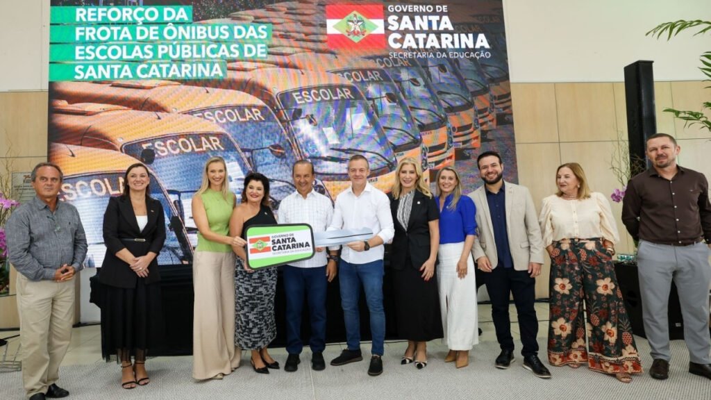 ônibus escolares santa catarina,governo sc transporte estudantes,sed entrega ônibus escolar,investimento educação sc 2026,educação levada a sério programa,transporte escolar municípios sc,udesc investimento educação,infraestrutura escolar santa catarina,acesso educação transporte alunos,ônibus escolar novos sc,programa escola boa sc,ensino público santa catarina melhorias,veículos transporte escolar municípios,investimento governo educação brasil,desenvolvimento educacional santa catarina
