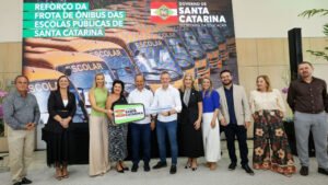 ônibus escolares santa catarina,governo sc transporte estudantes,sed entrega ônibus escolar,investimento educação sc 2026,educação levada a sério programa,transporte escolar municípios sc,udesc investimento educação,infraestrutura escolar santa catarina,acesso educação transporte alunos,ônibus escolar novos sc,programa escola boa sc,ensino público santa catarina melhorias,veículos transporte escolar municípios,investimento governo educação brasil,desenvolvimento educacional santa catarina