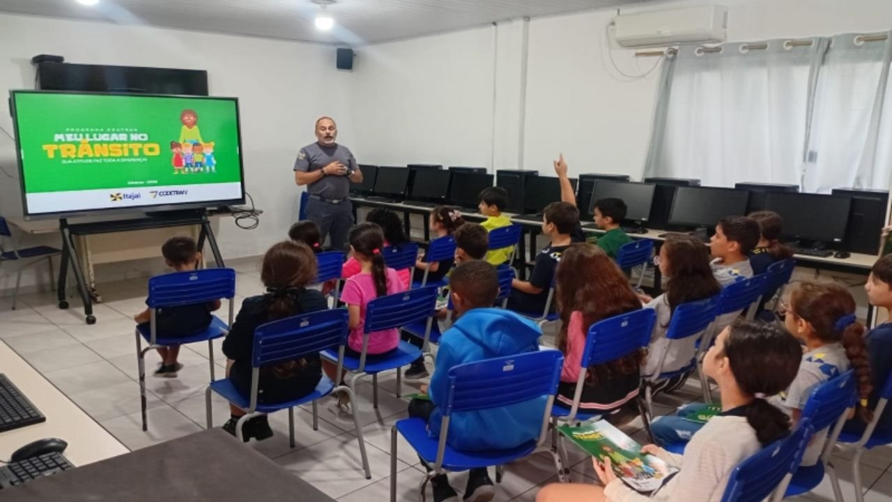 Meu Lugar no Trânsito Itajaí,Codetran Itajaí educação trânsito,educação infantil trânsito SC,segurança no trânsito crianças,programa trânsito Itajaí,Cedin Luci Canziani alunos,Edutran Itajaí projeto,conscientização trânsito infantil,certificado alunos trânsito,cartilha educativa trânsito SC,habilitação infantil simbólica,trânsito seguro crianças,mobilidade urbana educação,projeto trânsito Santa Catarina,comportamento seguro trânsito infantil,educação cidadania trânsito