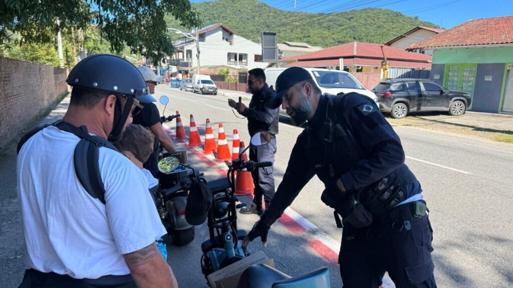 SETRANPEN,Secretaria de Trânsito de Penha,blitz educativa Penha SC,fiscalização ciclomotores,veículos autopropelidos,trânsito em Penha Santa Catarina,mobilidade urbana segura,Código de Trânsito Brasileiro CTB,Resolução CONTRAN 996 2023,leis de trânsito municipais Penha,segurança viária SC,ciclomotor regularização 2025,regras autopropelidos Brasil,educação no trânsito Penha,operação de trânsito Santa Catarina,fiscalização de veículos elétricos leves,uso de capacete obrigatório,emplacamento Mercosul ciclomotores,circulação bordo direito via