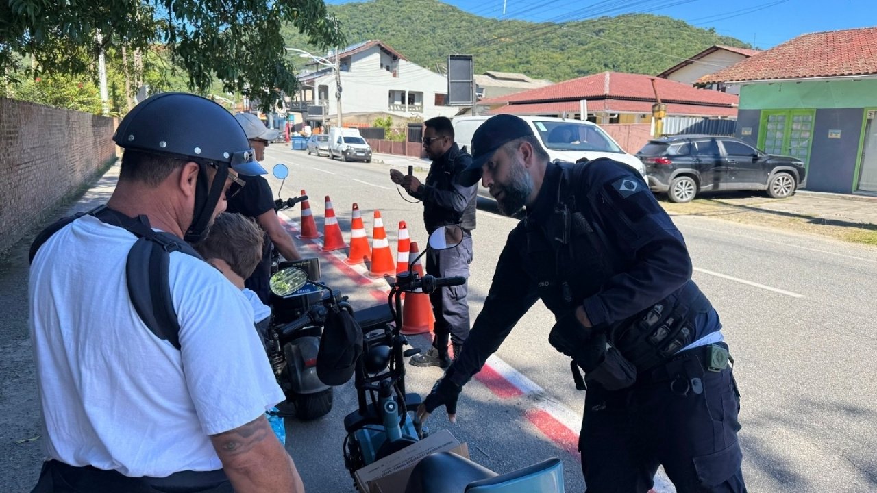 SETRANPEN,Secretaria de Trânsito de Penha,blitz educativa Penha SC,fiscalização ciclomotores,veículos autopropelidos,trânsito em Penha Santa Catarina,mobilidade urbana segura,Código de Trânsito Brasileiro CTB,Resolução CONTRAN 996 2023,leis de trânsito municipais Penha,segurança viária SC,ciclomotor regularização 2025,regras autopropelidos Brasil,educação no trânsito Penha,operação de trânsito Santa Catarina,fiscalização de veículos elétricos leves,uso de capacete obrigatório,emplacamento Mercosul ciclomotores,circulação bordo direito via