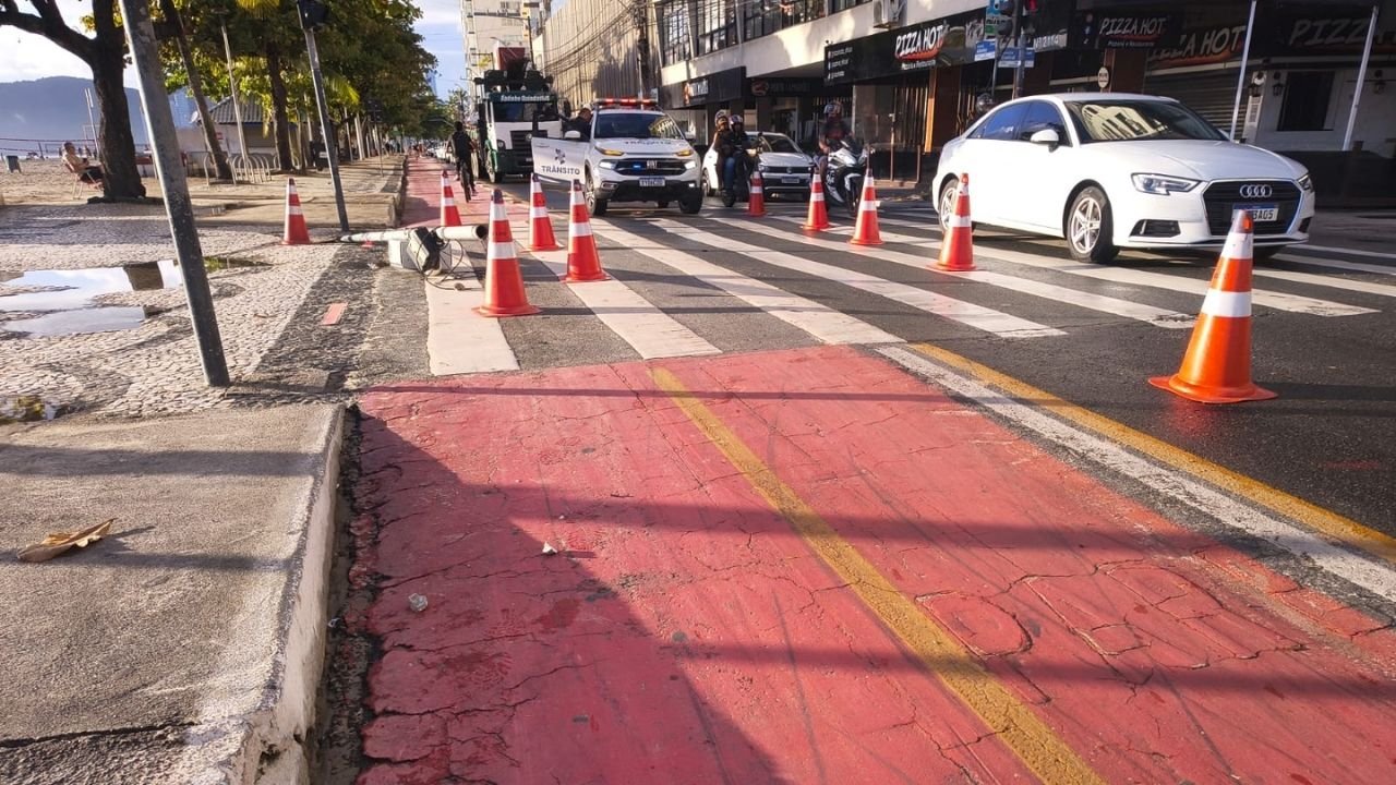 caminhão derruba poste Balneário Camboriú,Avenida Atlântica acidente,poste de monitoramento BC,trânsito Balneário Camboriú hoje,BC Trânsito ocorrência,fios energizados calçada,COSIP Balneário Camboriú,acidente urbano SC,trânsito litoral catarinense,infraestrutura urbana SC,bloqueio avenida Atlântica,segurança trânsito BC,ocorrência caminhão SC,mobilidade urbana Balneário Camboriú,incidente avenida central BC,queda de poste SC