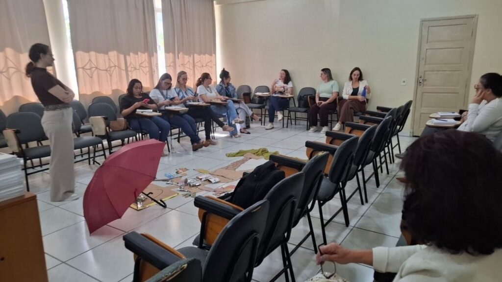 Balneário Piçarras educação,Medalha Paulo Freire EJA,Educação de Jovens e Adultos SC,ensino público Santa Catarina,Secretaria de Educação Piçarras,políticas públicas educação Brasil,MEC EJA programa,inclusão educacional SC,combate ao analfabetismo Brasil,educação continuada Piçarras,matrículas EJA Santa Catarina,ensino para adultos SC,Pacto Nacional Analfabetismo,educação básica Brasil adultos,gestão educacional municipal,programas educacionais SC