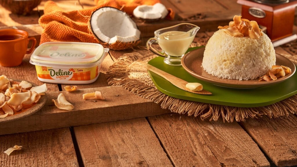 cuscuz doce de arroz receita,cuscuz de coco cremoso,receita fácil cuscuz doce,sobremesa brasileira rápida,como fazer cuscuz doce arroz,cuscuz na cuscuzeira receita,doce com coco simples,receita com flocão de arroz,cuscuz doce tradicional Brasil,sobremesa com leite condensado fácil,receita rápida 30 minutos doce,cuscuz doce para servir quente,culinária brasileira sobremesas,receita fácil com coco ralado,cuscuz doce cremoso passo a passo