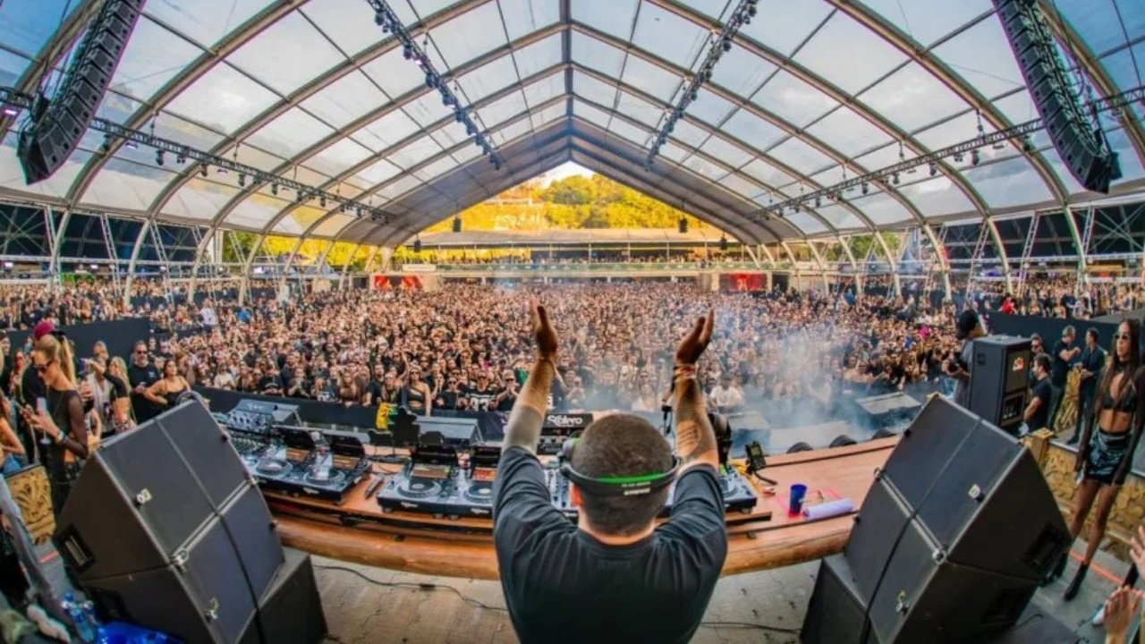 Warung Day Festival 2026,WDF 2026,Warung Day Festival Curitiba,festival música eletrônica Brasil,evento eletrônico Paraná,line-up Warung Day Festival,Charlotte de Witte Curitiba,Deep Dish Brasil 2026,festival Pedreira Paulo Leminski,Ópera de Arame evento,turismo Curitiba eventos,música eletrônica internacional Brasil,festival eletrônico maio 2026,ingressos Warung Day Festival,evento feriado trabalhador Curitiba,cena eletrônica mundial