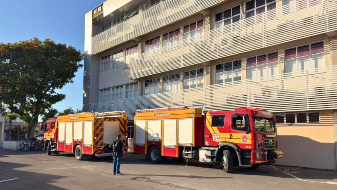 incêndio Itajaí hoje,gabinete prefeito Itajaí incêndio,Corpo de Bombeiros Santa Catarina ocorrência,fogo Paço Municipal Itajaí,perícia técnica incêndio SC,segurança pública Itajaí,ocorrência bombeiros SC,incêndio prédio público Brasil,danos gabinete prefeito,atendimento prefeitura Itajaí,investigação incêndio SC,Vila Operária Itajaí ocorrência,rescaldo bombeiros incêndio,estrutura administrativa Itajaí,emergência Santa Catarina