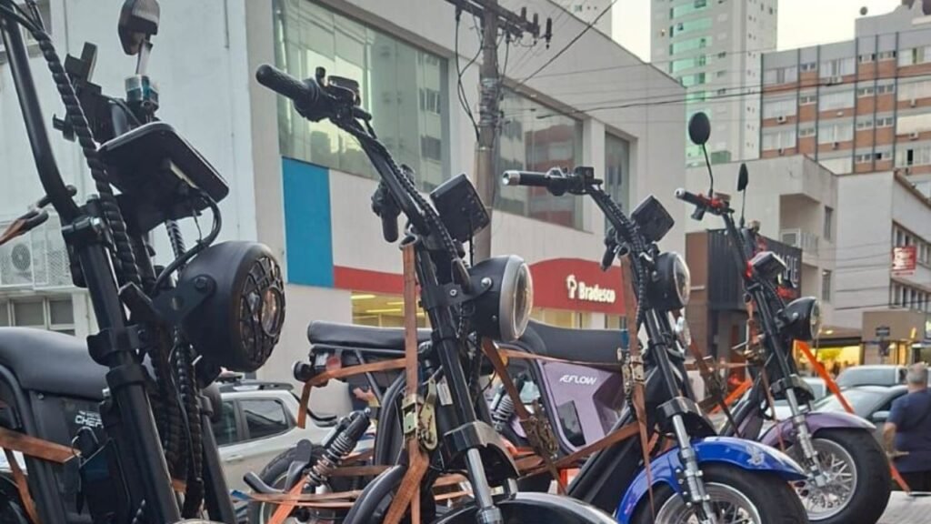 BC Trânsito fiscalização Balneário Camboriú,ciclomotores irregulares SC,fiscalização feriado trânsito BC,veículos autopropelidos regras,segurança no trânsito SC,autuações trânsito Balneário Camboriú,remoção veículos irregulares,CETRAN parecer 411 2025,Código de Trânsito Brasileiro artigo 255,mobilidade urbana BC,fiscalização Avenida Atlântica trânsito,irregularidades ciclomotores Brasil,operação trânsito Santa Catarina,multas trânsito ciclomotores,controle trânsito BC,segurança pedestres SC