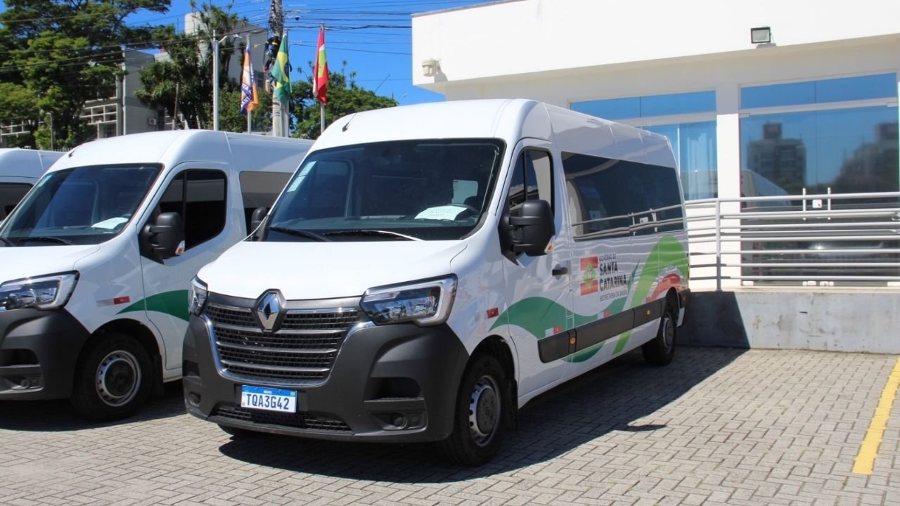 van saúde Porto Belo,transporte de pacientes SC,Governo do Estado de Santa Catarina saúde,Secretaria de Saúde Porto Belo,veículos para saúde municípios SC,transporte sanitário Santa Catarina,atendimento SUS deslocamento pacientes,infraestrutura saúde SC,Jorge Goetten recursos federais,prefeitura Porto Belo saúde,melhoria transporte pacientes,saúde pública Santa Catarina,van 0km saúde SC,apoio governo municípios SC,mobilidade pacientes SUS