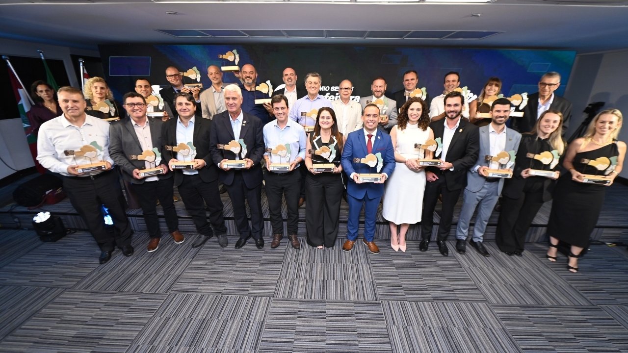 Prêmio Sebrae Prefeitura Empreendedora SC,Sebrae SC premiação municípios,empreendedorismo público Santa Catarina,gestão pública inovação cidades,desenvolvimento econômico municípios SC,Navegantes prêmio inclusão socioprodutiva,Bombinhas turismo identidade territorial,Itajaí simplificação gestão pública,Florianópolis evento Sebrae,projetos municipais empreendedorismo Brasil,políticas públicas desenvolvimento local,micro pequenas empresas SC,inovação gestão municipal Brasil,prêmio Sebrae 2026 resultados,cidades catarinenses destaque empreendedorismo