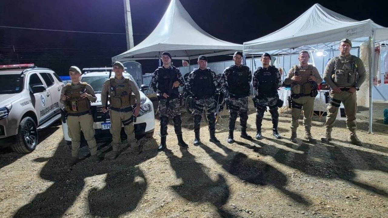 Polícia Militar Santa Catarina,12º BPM Balneário Camboriú,operação policial Páscoa SC,segurança pública Balneário Camboriú,tráfico de drogas SC,apreensão de drogas Camboriú,prisões Balneário Camboriú,operação acesso controlado SC,policiamento Páscoa Santa Catarina,furto residência SC,recuperação de bens SC,combate ao crime Balneário Camboriú,polícia apreensão cocaína crack,policiamento tático SC,segurança região Camboriú