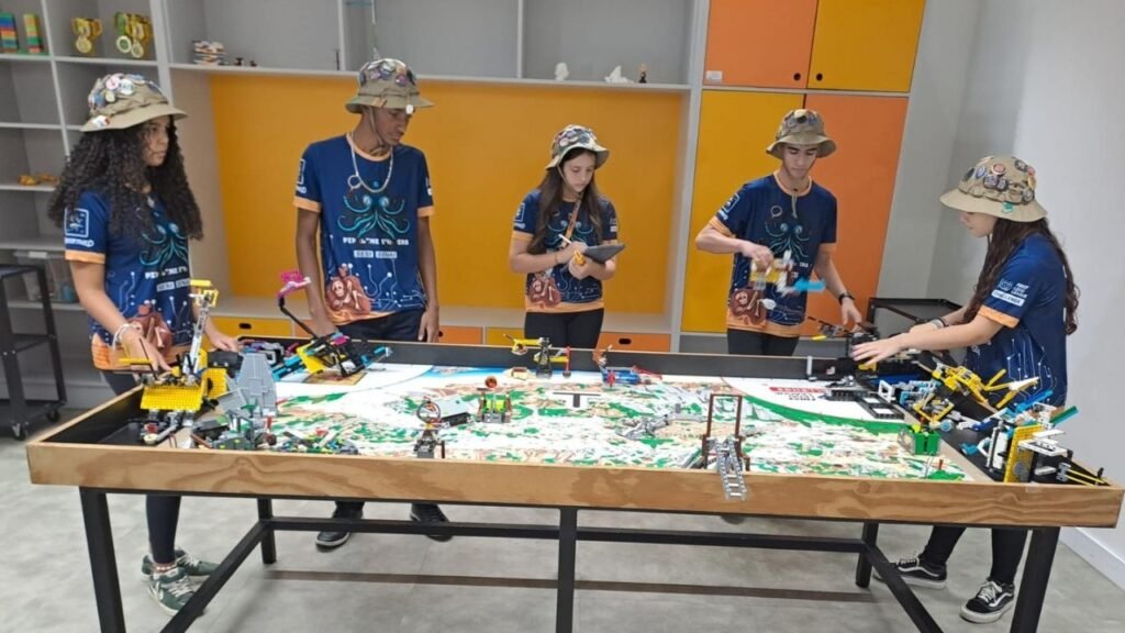 escola sesi itajaí robótica mundial,estudantes itajaí first lego league houston,competição robótica estados unidos brasil,equipe pipeline surfers sesi,educação tecnologia santa catarina,campeonato mundial robótica estudantes,first lego league challenge 2026,robótica educacional brasil exterior,projeto arqueologia robô peneiramento,alunos sesi itajaí competição internacional,tecnologia educação sc,preparação estudantes robótica mundial,ensino steam brasil competição,estudantes brasileiros houston robótica,inovação educação robótica brasil