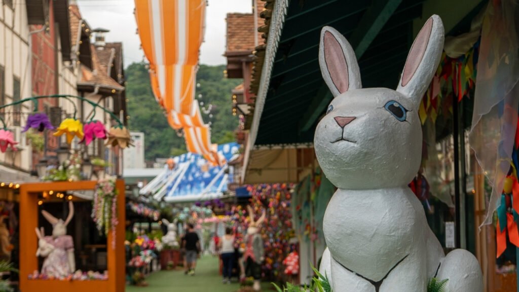 Empório Vila Germânica Blumenau,decoração Páscoa Blumenau 2026,turismo Blumenau eventos,Parque Vila Germânica programação,Páscoa Santa Catarina turismo,Oktoberfest Blumenau estrutura,Festival Brasileiro da Cerveja Blumenau,atrações turísticas Blumenau SC,economia turismo Blumenau,eventos sazonais Santa Catarina,experiência turística Blumenau,decoração temática Páscoa SC,pontos turísticos Blumenau,comércio e gastronomia Blumenau,desenvolvimento turístico regional SC