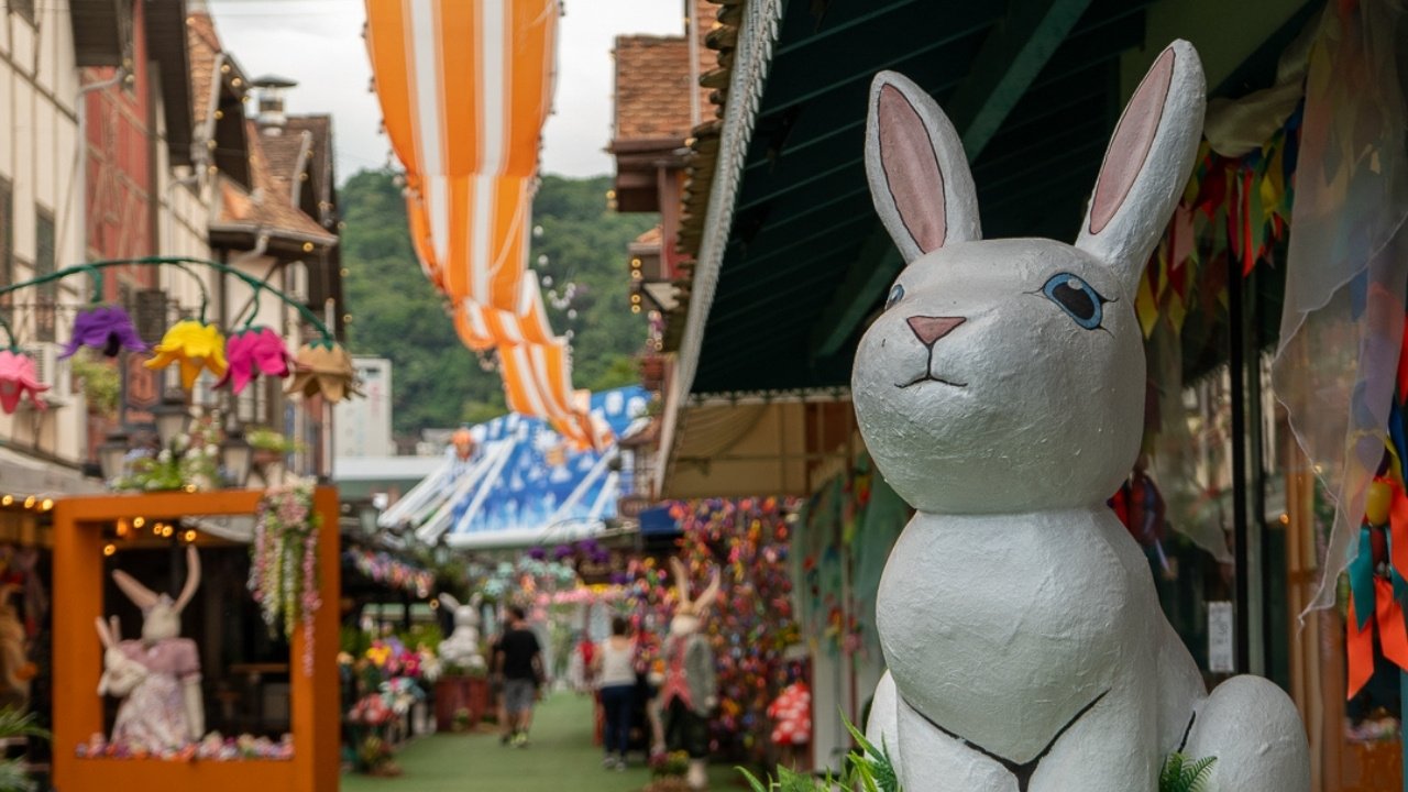 Empório Vila Germânica Blumenau,decoração Páscoa Blumenau 2026,turismo Blumenau eventos,Parque Vila Germânica programação,Páscoa Santa Catarina turismo,Oktoberfest Blumenau estrutura,Festival Brasileiro da Cerveja Blumenau,atrações turísticas Blumenau SC,economia turismo Blumenau,eventos sazonais Santa Catarina,experiência turística Blumenau,decoração temática Páscoa SC,pontos turísticos Blumenau,comércio e gastronomia Blumenau,desenvolvimento turístico regional SC