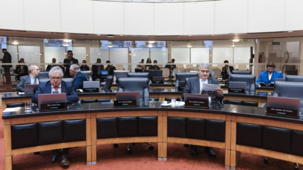 Alesc sessão Santa Catarina,STF críticas deputados SC,Assembleia Legislativa SC debates,segurança pública Santa Catarina,violência contra mulher SC,lei cotas Santa Catarina,TJSC decisão cotas,Senado sabatina STF Brasil,crise Judiciário Brasil,furto fios Criciúma SC,ensino religioso SC professores,Secretaria Educação SC,Dia Mundial da Saúde SC,política estadual Santa Catarina,debates parlamentares Brasil