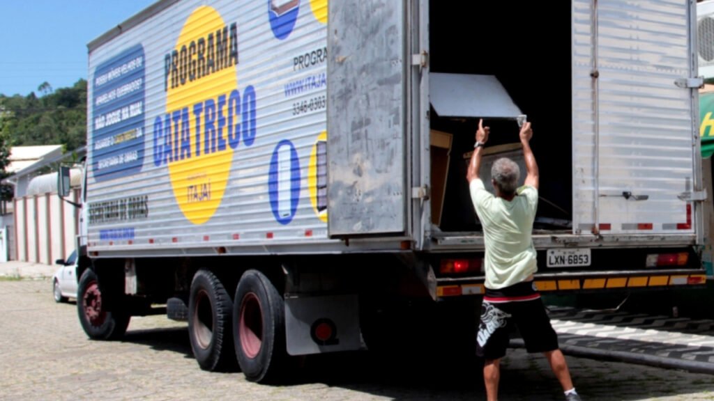 Cata-Treco Itajaí maio,coleta de resíduos volumosos Itajaí,Secretaria de Obras Itajaí serviço,descarte correto móveis Itajaí,limpeza urbana Itajaí SC,agenda Cata-Treco maio Itajaí,coleta eletrodomésticos Itajaí,gestão de resíduos Santa Catarina,Conectaí Itajaí coleta,serviço público limpeza Itajaí,bairros Itajaí coleta resíduos,sustentabilidade urbana SC,infraestrutura urbana Itajaí,descarte responsável Itajaí SC,coleta agendada Itajaí