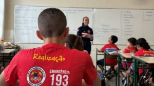 CBMSC Bombeiro Mirim Santa Catarina,programa bombeiro mirim SC,prevenção acidentes crianças Brasil,primeiros socorros escolas SC,Lei Lucas professores capacitação,Corpo de Bombeiros SC educação,Programa Golfinho prevenção afogamento,segurança infantil Santa Catarina,cursos bombeiros escolas SC,treinamento emergência alunos SC,educação preventiva Brasil,capacitação professores primeiros socorros,programas sociais bombeiros SC,prevenção riscos domésticos crianças,desenvolvimento social Santa Catarina