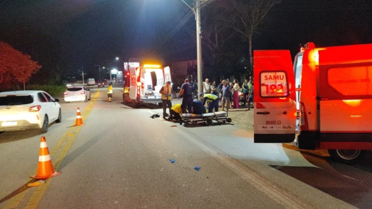 acidente em Gaspar hoje,colisão motocicletas Gaspar SC,Corpo de Bombeiros Gaspar ocorrência,Samu atendimento acidente SC,Polícia Militar Gaspar trânsito,acidente moto Santa Catarina,feridos colisão Gaspar bairro Figueira,trânsito SC acidente motocicleta,atendimento pré-hospitalar SC,segurança pública trânsito SC,acidente noturno Gaspar,resgate vítimas moto SC,ocorrência bombeiros Santa Catarina,acidente rua Anfilóquio Nunes Pires,colisão veículos SC