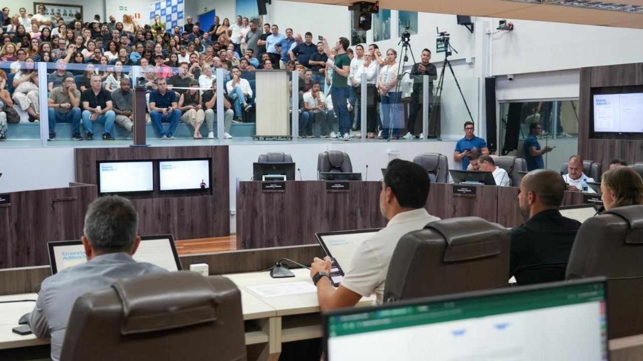 Lei do Microzoneamento,audiência pública Balneário Camboriú,Câmara de Balneário Camboriú,microzoneamento SC,urbanização Balneário Camboriú,uso do solo SC,planejamento urbano Santa Catarina,emendas projeto de lei complementar 2 2026,participação popular política municipal,Comissão de Justiça e Redação BC,legislação urbana Balneário Camboriú,desenvolvimento urbano SC,parcelamento do solo município,audiência plenário BC,política urbana Santa Catarina