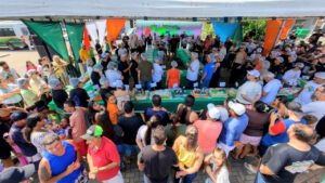 Camboriú 142 anos,aniversário Camboriú SC,corte de bolo Camboriú,evento Camboriú comunidade,Igreja Matriz Divino Espírito Santo Camboriú,celebração cidade SC,tradição Camboriú aniversário,evento público Camboriú,cultura local Santa Catarina,participação popular Camboriú,festa aniversário cidade Brasil,escolas Camboriú evento,comemoração municipal SC,desenvolvimento Camboriú,história Camboriú SC