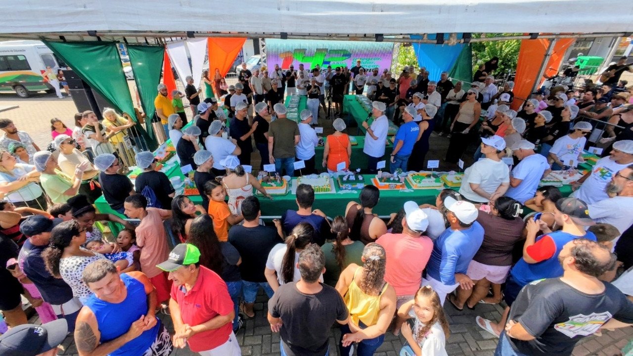 Camboriú 142 anos,aniversário Camboriú SC,corte de bolo Camboriú,evento Camboriú comunidade,Igreja Matriz Divino Espírito Santo Camboriú,celebração cidade SC,tradição Camboriú aniversário,evento público Camboriú,cultura local Santa Catarina,participação popular Camboriú,festa aniversário cidade Brasil,escolas Camboriú evento,comemoração municipal SC,desenvolvimento Camboriú,história Camboriú SC