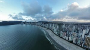 ocupação hoteleira Balneário Camboriú,turismo feriado Santa Catarina,hotéis Balneário Camboriú ocupação,Dia do Trabalhador turismo SC,setor turístico Balneário Camboriú,economia turismo SC,hotéis lotação feriado SC,BC Convention Visitors Bureau dados,Sindisol Balneário Camboriú turismo,viagens curta duração SC,reservas última hora hotéis SC,gastronomia Balneário Camboriú turismo,fluxo turístico feriado Brasil,destino turístico sul Brasil,turismo fora de temporada SC