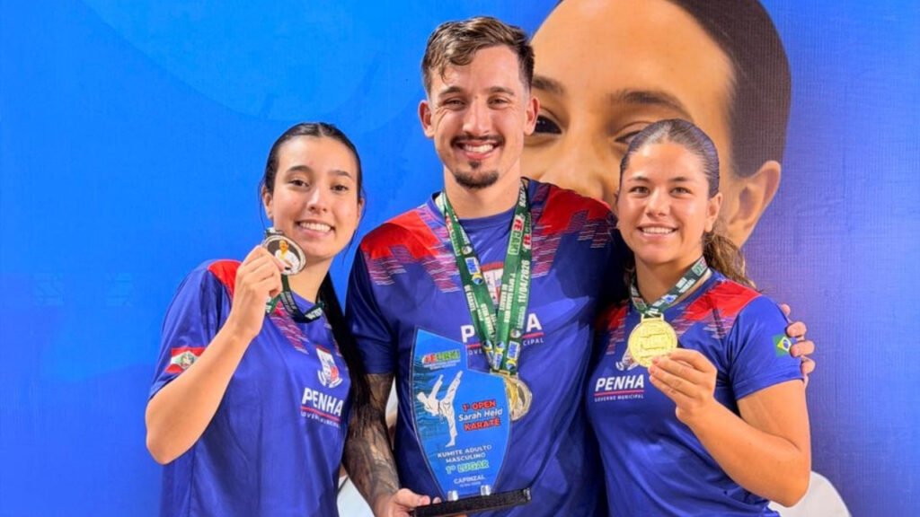 Bolsa Atleta Penha karatê,atletas Penha competição Capinzal,karatê Santa Catarina campeonato,FECAKI evento karatê,esporte Penha SC resultados,atletas bolsistas Penha pódio,competição estadual karatê SC,desenvolvimento esportivo Penha,incentivo esporte municipal SC,Open Sarah Held karatê,atletas jovens karatê SC,kumite competição Penha atletas,Fundação Municipal de Esportes Penha,resultados karatê Capinzal SC,esporte alto rendimento Santa Catarina