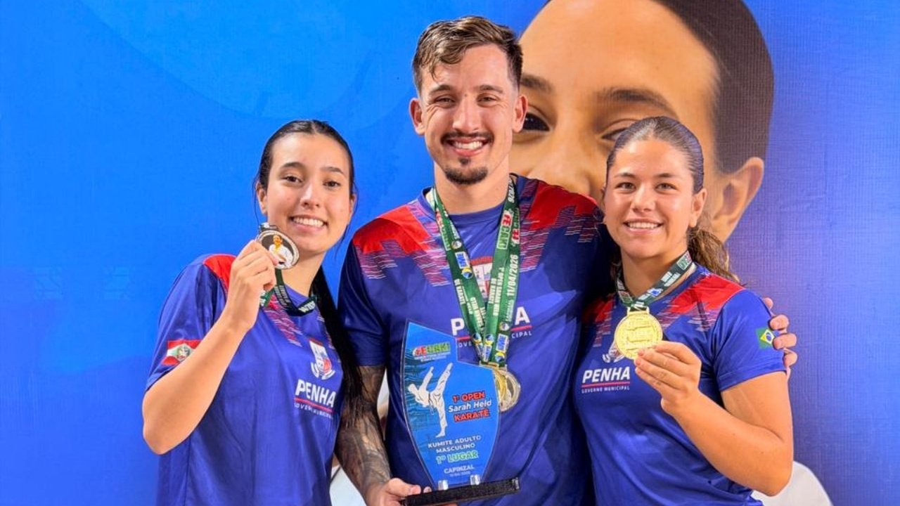 Bolsa Atleta Penha karatê,atletas Penha competição Capinzal,karatê Santa Catarina campeonato,FECAKI evento karatê,esporte Penha SC resultados,atletas bolsistas Penha pódio,competição estadual karatê SC,desenvolvimento esportivo Penha,incentivo esporte municipal SC,Open Sarah Held karatê,atletas jovens karatê SC,kumite competição Penha atletas,Fundação Municipal de Esportes Penha,resultados karatê Capinzal SC,esporte alto rendimento Santa Catarina