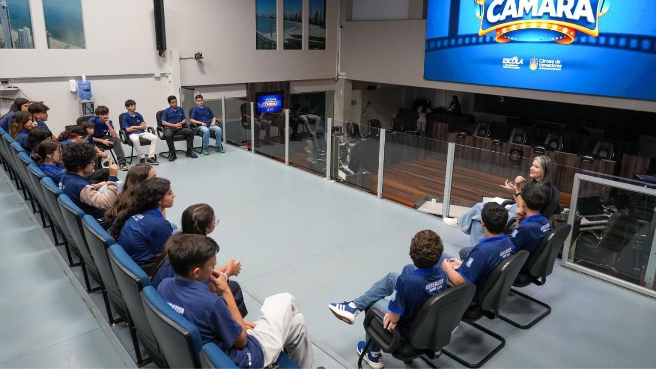 Escola do Legislativo Balneário Camboriú,vereadores mirins projeto,Cine Clube Câmara,educação cidadã jovens SC,projeto educacional Balneário Camboriú,saúde mental adolescentes redes sociais,uso de celular jovens impacto,PAIS associação Balneário Camboriú,formação cidadã estudantes,projeto legislativo educação,atividades escolares Santa Catarina,inovação educação pública SC,debate jovens tecnologia sociedade,desenvolvimento social estudantes,engajamento juvenil Brasil