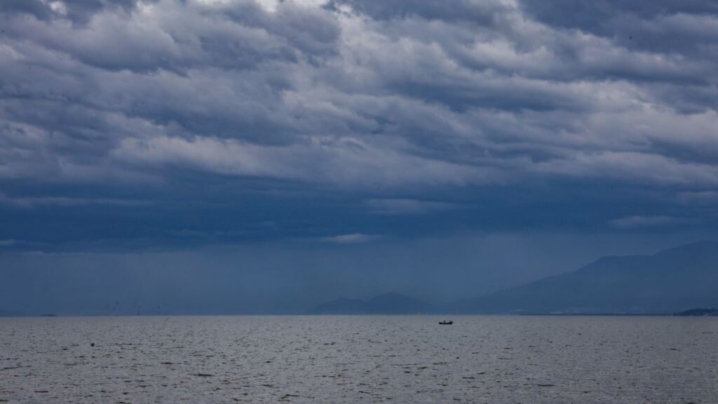previsão do tempo Santa Catarina semana,clima SC abril 2026,frente fria Santa Catarina chuva,temperaturas amenas SC outono,chuva passageira litoral catarinense,Defesa Civil SC previsão tempo,clima oeste Santa Catarina chuva,temperaturas SC mínimas máximas,instabilidade clima Santa Catarina,previsão meteorológica SC atualizada,outono Santa Catarina clima,chuva fraca SC regiões,frente fria sul Brasil SC,tempo nublado litoral SC,boletim meteorológico Santa Catarina