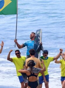 Éder Luciano,surfista de Itapema,Pan-Americano de Surf,Itapema Santa Catarina surfe,campeonato de surfe Panamá,Playa Venao surfe,Brasil surfe internacional,atleta brasileiro campeão surfe,esporte em Itapema,Secretaria de Esportes Itapema,surfe catarinense,competição internacional surfe,desenvolvimento esportivo SC,atletas de surfe Brasil,título internacional surfe