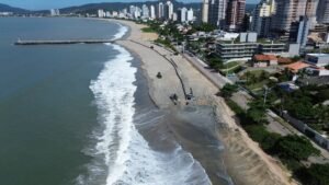 alargamento Praia Central Balneário Piçarras,obra praia SC,infraestrutura litoral Santa Catarina,turismo Balneário Piçarras,faixa de areia ampliada,investimento orla SC,DTA Engenharia obra,INPH estudos costeiros,erosão praia Santa Catarina,desenvolvimento urbano litoral,obra pública Balneário Piçarras,ampliação praia Brasil,Penha SC jazida areia,projeto orla Santa Catarina,Fumpra investimento praia,turismo litoral sul Brasil