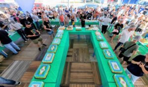 Camboriú 142 anos,aniversário Camboriú SC,corte de bolo Camboriú,evento Camboriú comunidade,Igreja Matriz Divino Espírito Santo Camboriú,celebração cidade SC,tradição Camboriú aniversário,evento público Camboriú,cultura local Santa Catarina,participação popular Camboriú,festa aniversário cidade Brasil,escolas Camboriú evento,comemoração municipal SC,desenvolvimento Camboriú,história Camboriú SC