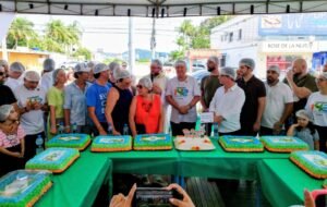 Camboriú 142 anos,aniversário Camboriú SC,corte de bolo Camboriú,evento Camboriú comunidade,Igreja Matriz Divino Espírito Santo Camboriú,celebração cidade SC,tradição Camboriú aniversário,evento público Camboriú,cultura local Santa Catarina,participação popular Camboriú,festa aniversário cidade Brasil,escolas Camboriú evento,comemoração municipal SC,desenvolvimento Camboriú,história Camboriú SC