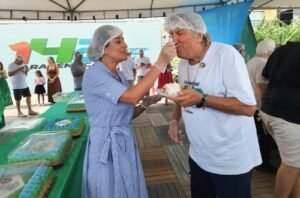 Camboriú 142 anos,aniversário Camboriú SC,corte de bolo Camboriú,evento Camboriú comunidade,Igreja Matriz Divino Espírito Santo Camboriú,celebração cidade SC,tradição Camboriú aniversário,evento público Camboriú,cultura local Santa Catarina,participação popular Camboriú,festa aniversário cidade Brasil,escolas Camboriú evento,comemoração municipal SC,desenvolvimento Camboriú,história Camboriú SC