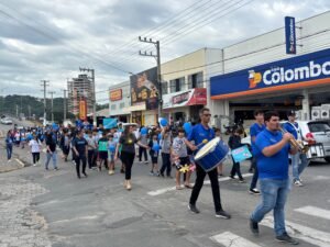 Abril Azul Balneário Piçarras,caminhada autismo Piçarras,TEA Santa Catarina,Transtorno do Espectro Autista Brasil,conscientização autismo SC,Prefeitura de Balneário Piçarras saúde,Secretaria de Saúde Piçarras,evento autismo comunidade,inclusão social autismo,campanha Abril Azul Brasil,caminhada conscientização autismo,saúde pública Piçarras,neurodiversidade autismo,apoio autismo famílias,ações Abril Azul SC,OMS autismo dados
