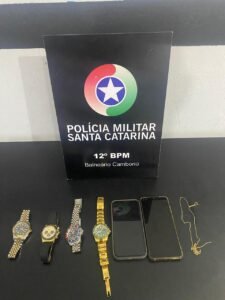 Polícia Militar Santa Catarina,12º BPM Balneário Camboriú,operação policial Páscoa SC,segurança pública Balneário Camboriú,tráfico de drogas SC,apreensão de drogas Camboriú,prisões Balneário Camboriú,operação acesso controlado SC,policiamento Páscoa Santa Catarina,furto residência SC,recuperação de bens SC,combate ao crime Balneário Camboriú,polícia apreensão cocaína crack,policiamento tático SC,segurança região Camboriú