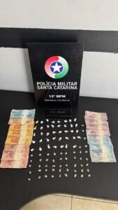 Polícia Militar Santa Catarina,12º BPM Balneário Camboriú,operação policial Páscoa SC,segurança pública Balneário Camboriú,tráfico de drogas SC,apreensão de drogas Camboriú,prisões Balneário Camboriú,operação acesso controlado SC,policiamento Páscoa Santa Catarina,furto residência SC,recuperação de bens SC,combate ao crime Balneário Camboriú,polícia apreensão cocaína crack,policiamento tático SC,segurança região Camboriú